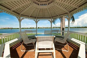 Outdoor dining - Harbor Towers 111 - Tropical Sands Accommodations (Siesta Key)