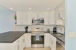 Fridge, microwave, oven, stovetop - Harbor Towers 312 - Tropical Sands Accommodations (Siesta Key)