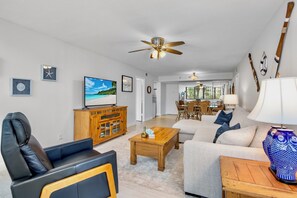 TV, books - Harbor Towers 216 - Tropical Sands Accommodations (Siesta Key)