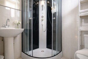Shower, towels - Pleasant house near the port, sleeps 5 (Les Sables-d´Olonne)