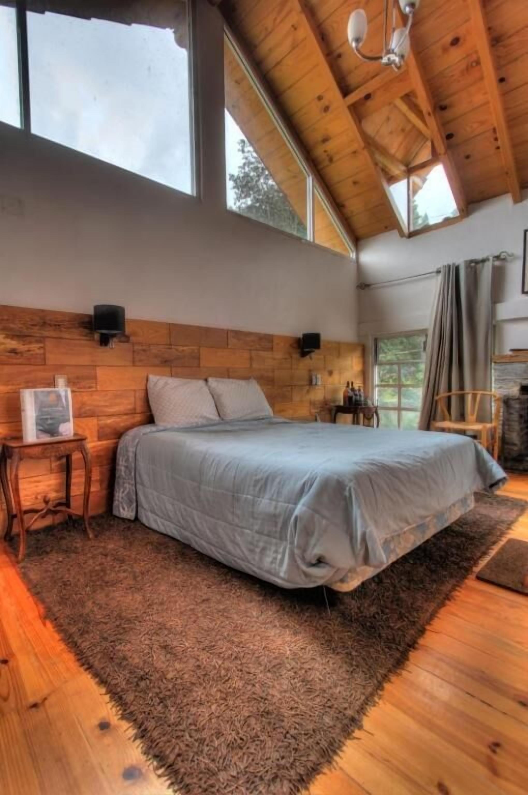 Comfort Room | Peti besi dalam bilik, langsir/tirai gelap terus 