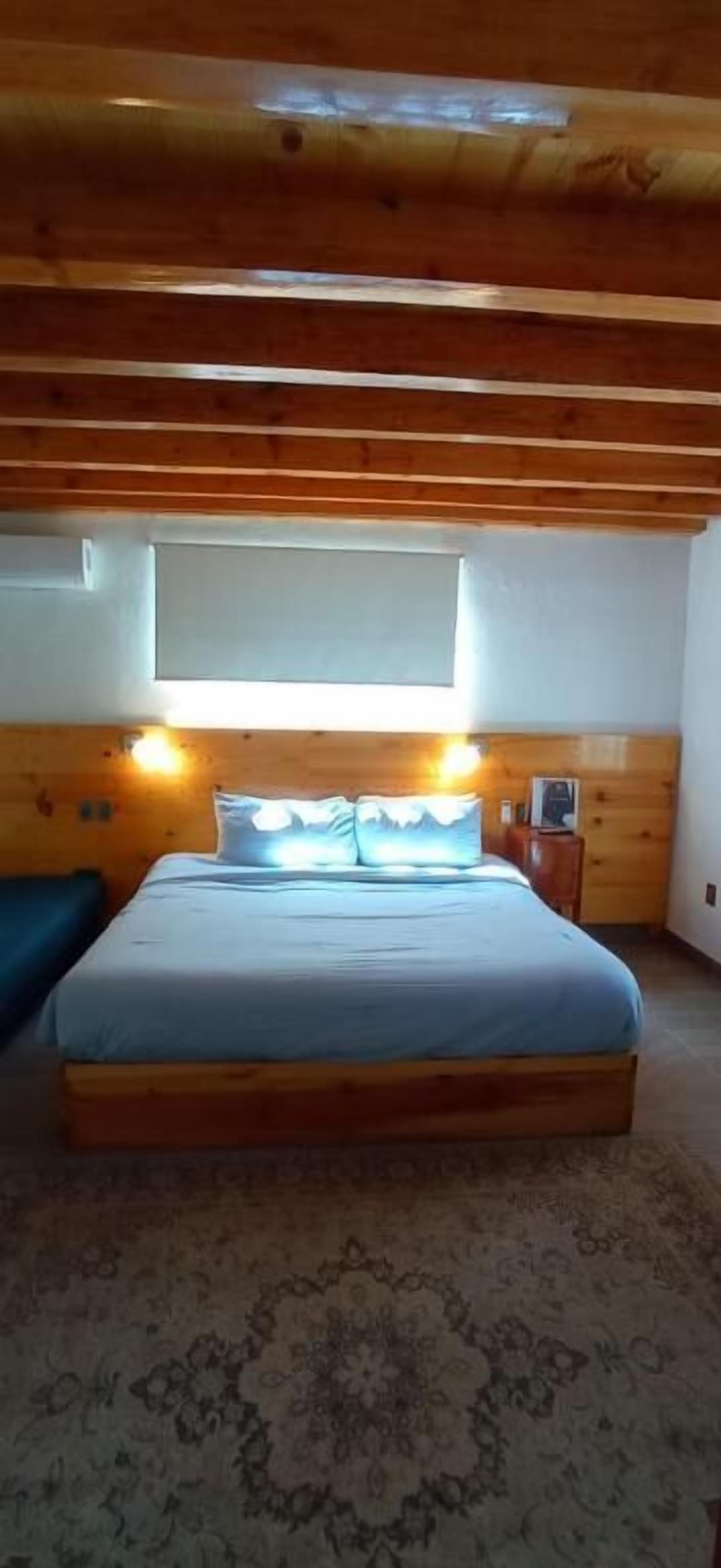 Premium Room | Peti besi dalam bilik, langsir/tirai gelap terus 