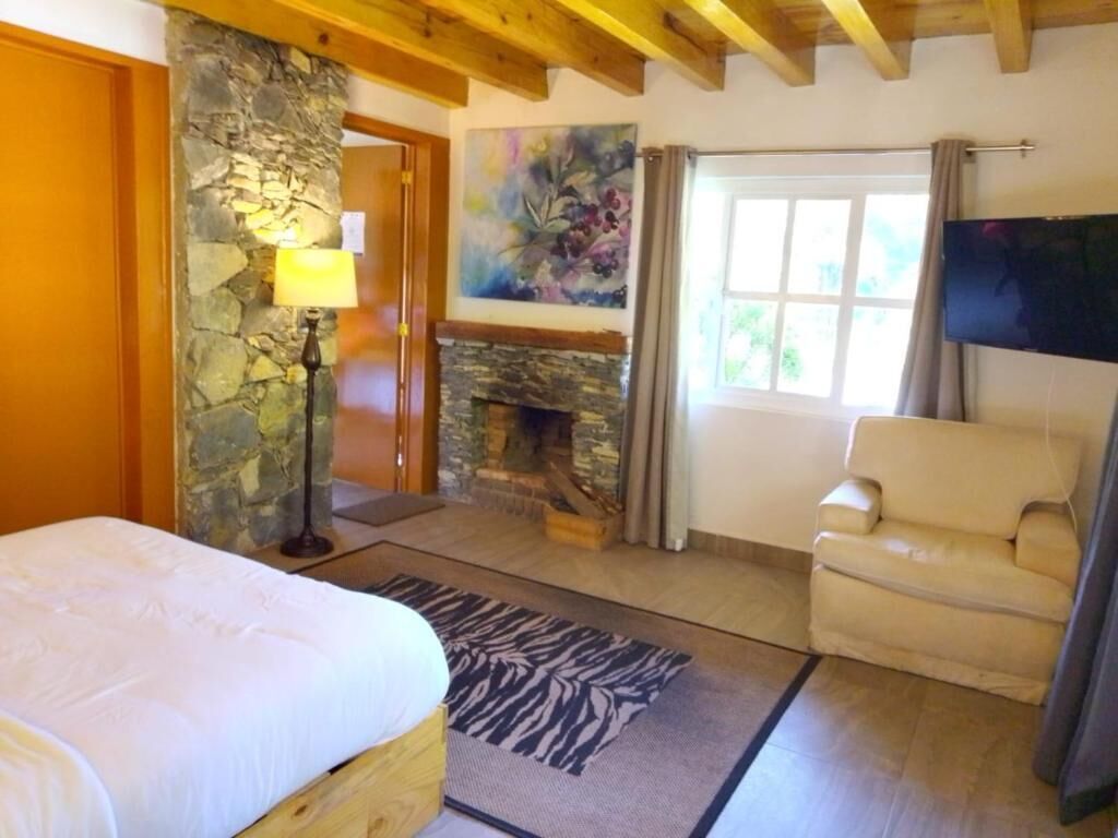 Classic Room | Peti besi dalam bilik, langsir/tirai gelap terus 