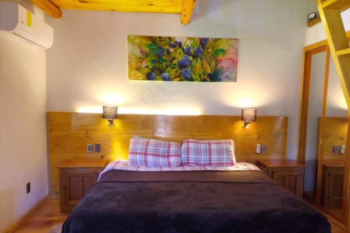 Habitación Elite, vista al jardín | Caja de seguridad en la habitación y cortinas blackout