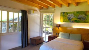 Safe på rommet, blendingsgardiner og strykejern/-brett