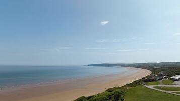 Playa en los alrededores y toallas de playa