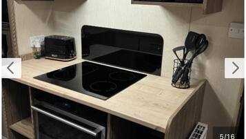 Réfrigérateur, micro-ondes, four, cafetière/bouilloire