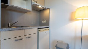 Fridge, microwave, coffee/tea maker, electric kettle - Charming Studio - Sleeps 2 - Mountain View (Grasse)