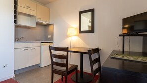 Interior - Charming Studio - Sleeps 2 - Mountain View (Grasse)