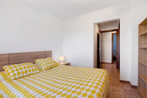 WiFi, bed sheets - Isla Canela Apartment with Marsh Views, Shared Pool and Wi-Fi (Ayamonte)