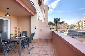 Outdoor dining - Isla Canela Apartment with Marsh Views, Shared Pool and Wi-Fi (Ayamonte)