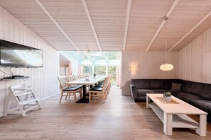 Téléviseur, foyer, lecteur de DVD, chaîne audio