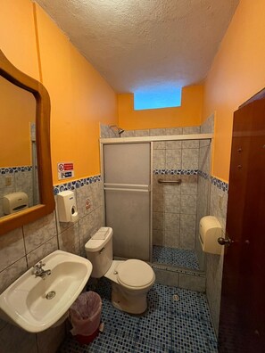Standard Room | Bathroom | Shower, towels, soap, shampoo - El Descanso del Petrel (Puerto Ayora)