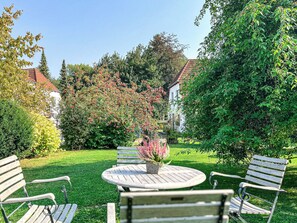 Outdoor dining - Gästehaus Karstadt Apartment 01 - Rosengarten - Ostseebad Boltenhagen (Ostseebad Boltenhagen)