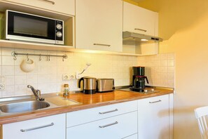 Fridge, microwave, stovetop, coffee/tea maker - Gästehaus Karstadt Apartment 01 - Rosengarten - Ostseebad Boltenhagen (Ostseebad Boltenhagen)