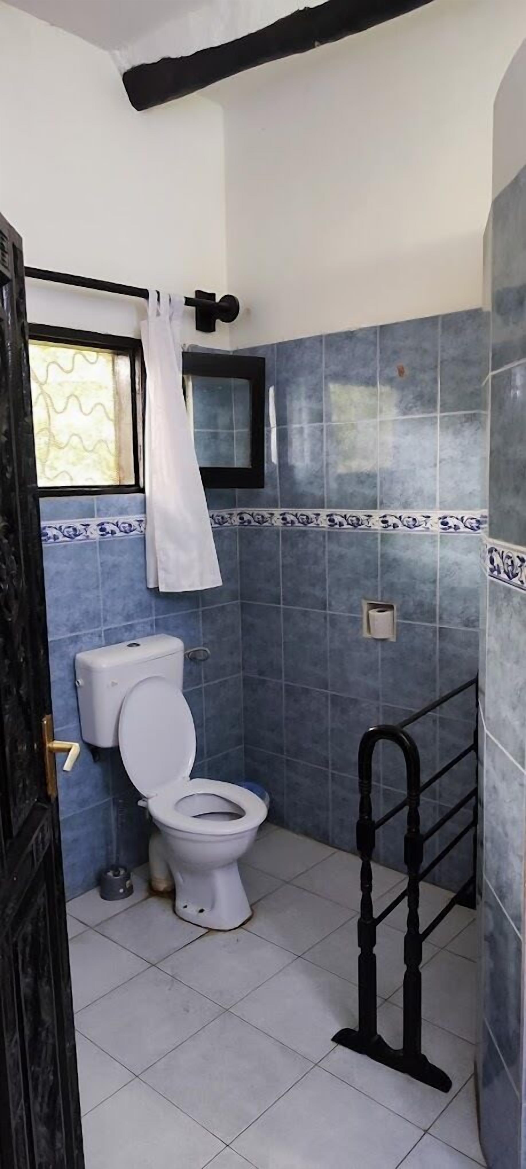 Deluxe Single Room, Balcony, Garden View | Bathroom | Shower, slippers, towels, soap