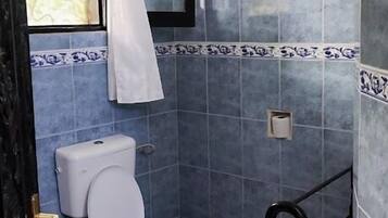 Deluxe Single Room, Balcony, Garden View | Bathroom | Shower, slippers, towels, soap