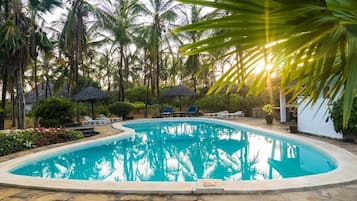 Hồ bơi ngoài trời