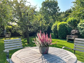 Outdoor dining - Guesthouse Karstadt Apartment 04 - Limone - Ostseebad Boltenhagen (Ostseebad Boltenhagen)
