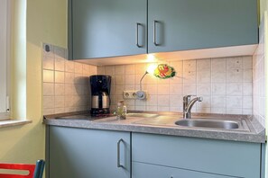 Fridge, stovetop, coffee/tea maker, toaster - Guesthouse Karstadt Apartment 02 - Garden view - Ostseebad Boltenhagen (Ostseebad Boltenhagen)