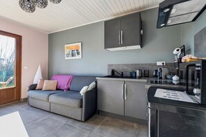 Interior - Holiday Home in Ludon-Médoc Near Bordeaux – Private Terrace & Wi-Fi (Ludon-Médoc)