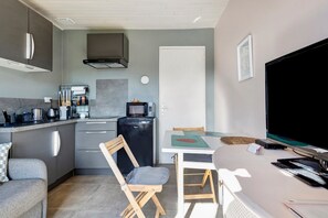 Réfrigérateur, micro-ondes, plaque de cuisson, lave-vaisselle