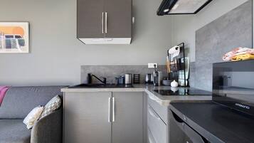 Jääkaappi, mikroaaltouuni, liesi, astianpesukone