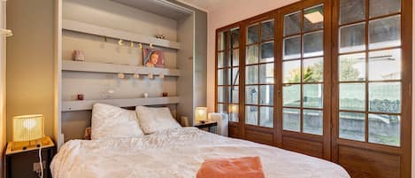 Iron/ironing board, WiFi, bed sheets