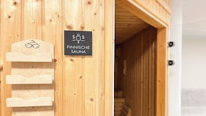 Una sauna in legno con una segnaletica che indica che si tratta di una sauna finlandese.