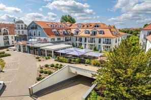 Een hotel met een centrale binnenplaats, terras en een overdekt gedeelte.