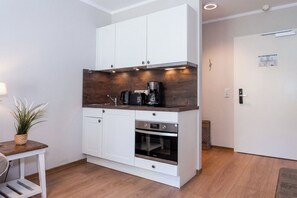 Wasserkocher mit Kaffee-/Teezubehör, Kühlschrank, Ofen, Herdplatte