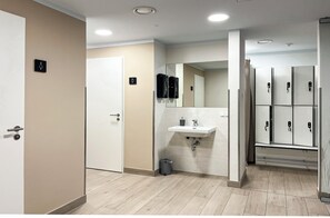 Suihku, hiustenkuivaaja, pyyhkeet