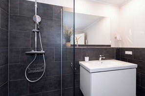 Shower, hair dryer, towels - Baltischer Hof Apartment 03 (Ostseebad Boltenhagen)