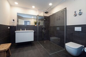 Shower, hair dryer, towels - Baltischer Hof apartment 14 (Ostseebad Boltenhagen)