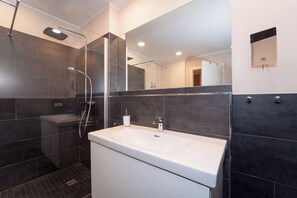 Shower, hair dryer, towels - Baltischer Hof apartment 12 (Ostseebad Boltenhagen)