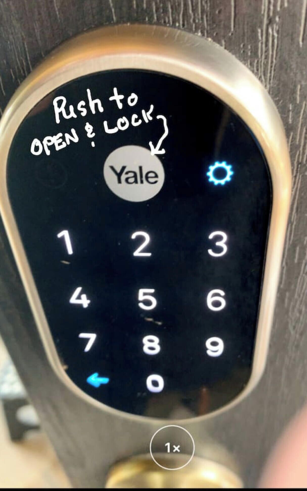 Una cerradura inteligente Yale con teclado, función de apertura mediante presión y un botón.