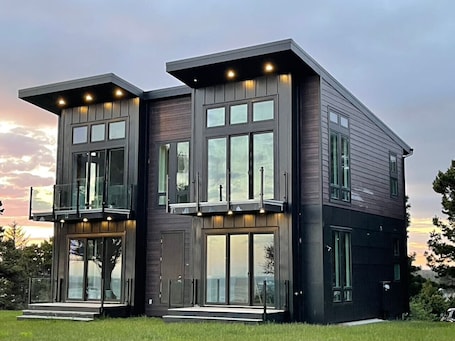Exterior. Most Spectacular Ocean Views - Studio East Upper