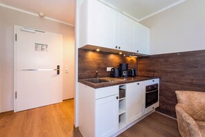 Wasserkocher mit Kaffee-/Teezubehör, Kühlschrank, Ofen, Herdplatte