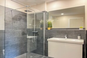 Dusche, Haartrockner, Handtücher