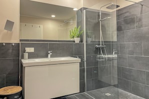 Shower, hair dryer, towels - Baltischer Hof Apartment 08 (Ostseebad Boltenhagen)