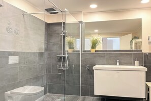Dusche, Haartrockner, Handtücher