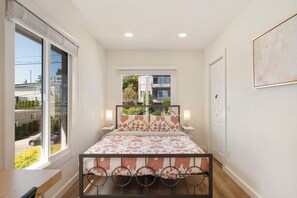 2 bedrooms, in-room safe, desk, iron/ironing board - Emerald Leaf Upstairs (Seattle)