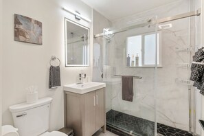 Shower, hair dryer, towels, soap - Emerald Leaf Upstairs (Seattle)