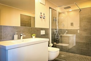 シャワー、ヘアドライヤー、タオル