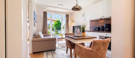 Un apartamento moderno con comedor, cocina y vistas al exterior.