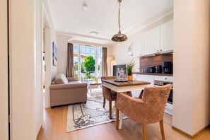 Ein modernes Apartment mit Essbereich, Küche und Blick ins Freie.