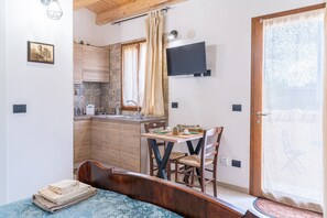 Dining - 'Borghetto Meti - Studio Apartment' with Sea View, Wi-Fi and Air Conditioning (Avola)