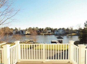 Property grounds - Spacious 5-bedroom Lake Front House (Rehoboth Beach)