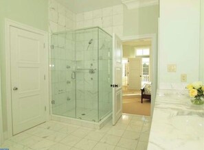Shower - Spacious 5-bedroom Lake Front House (Rehoboth Beach)