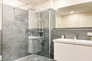 Shower, hair dryer, towels - Baltischer Hof apartment 07 (Ostseebad Boltenhagen)